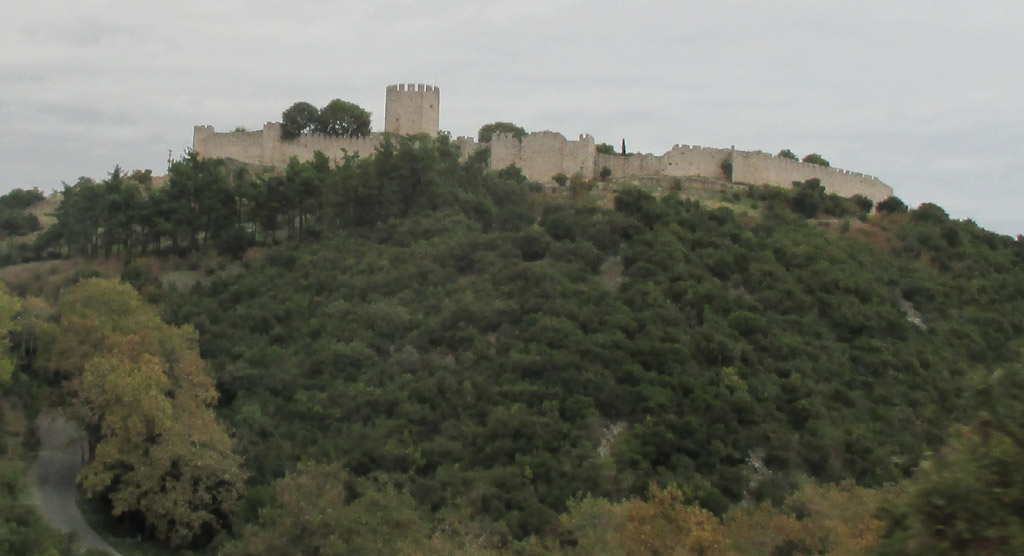 Über Platamonas thront die mächtige gleichnamige Festung.
