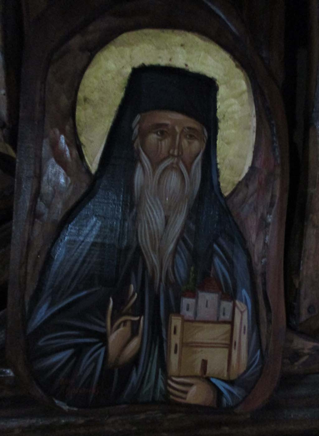 Der Heilige Dionysios auf einer geschnitzten Holztafel mit seinem Kloster in der Hand.