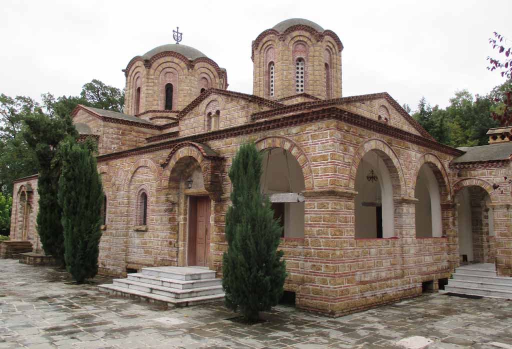 Die Gebäude sind weitgehend renoviert: Kloster Agios Dionysios.