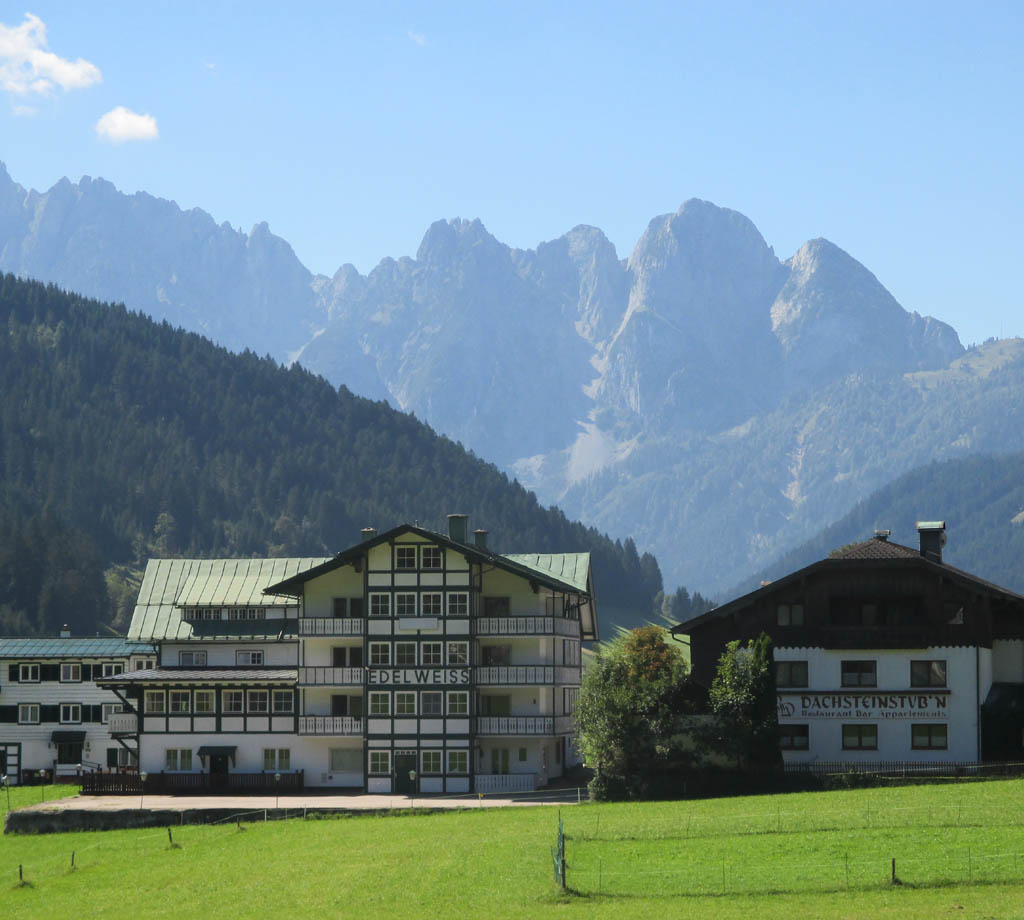 Hotellerie und Gastronomie mit dem Dachsteinmassiv im Hintergrund.