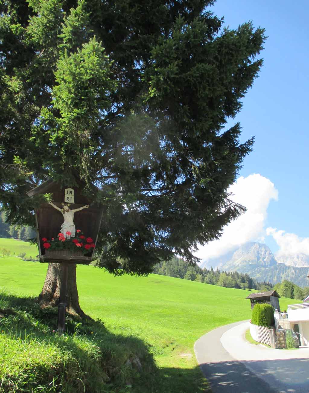 Der Glaube muss hier keine Berge versetzen: Gesehen oberhalb von Bischofshofen.