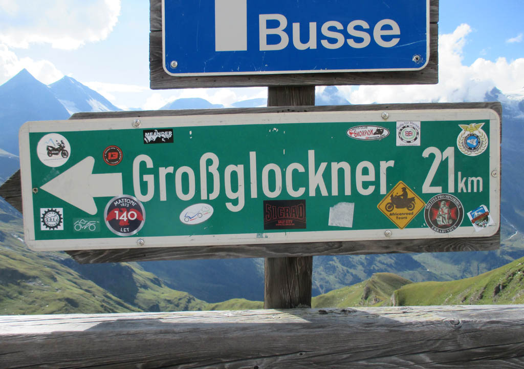 Noch 21 Kilometer bis zum Großglockner: Hinweisschild auf der Hochalpenstraße.