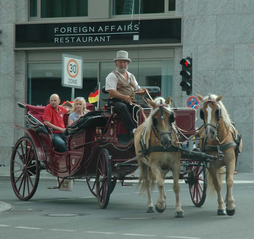 Wie der Eiserne Gustav: Dieser Droschkenkutscher fährt Gäste durch die Stadt.