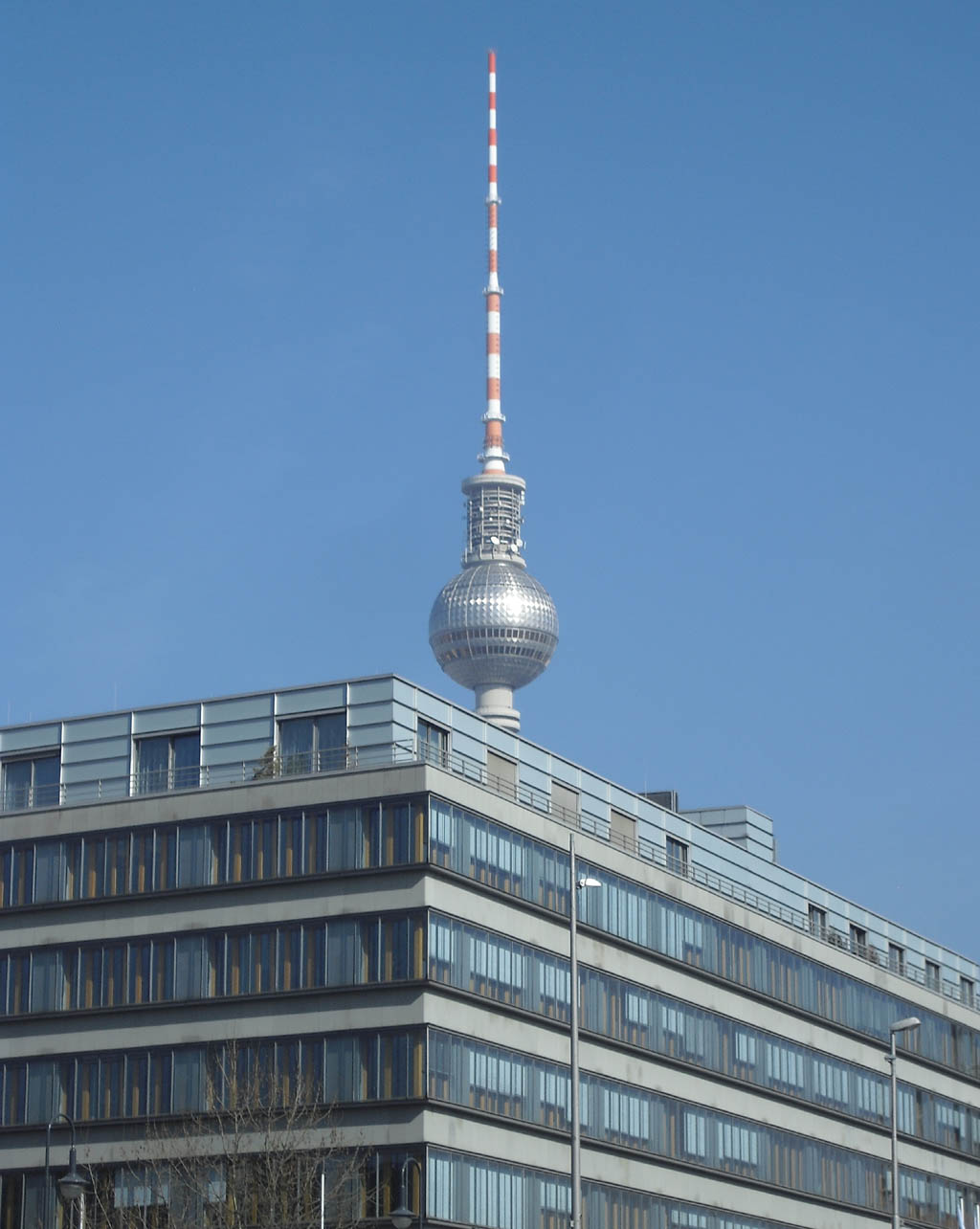 Berlins 368 Meter hoher Fernsehturm steht im Zentrum nicht weit vom Alexanderplatz.