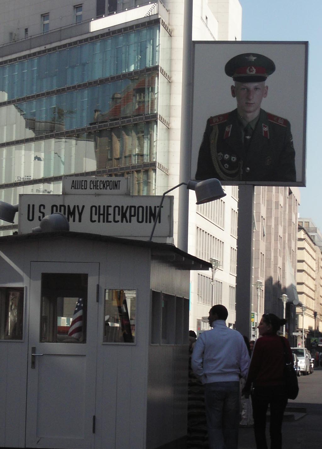 Einst Grenzübergang: Checkpoint Charlie zwischen Zimmer- und Kochstraße.