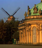 Schloss Sanssouci mit alter Mühle dahinter.