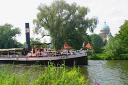 Das Dampfschiff „Gustav“ bei einer historischen Schlösserrundfahrt.