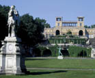 Blick über Königs- und Bogenschützenstandbild auf die Orangerie im Park Sanssouci.