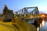 Die beleuchtete Glienicker Brücke. Auf ihr fanden die Agentenaustausche statt.