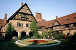 Bei der Potsdamer Konferenz ist im Cecilienhof Geschichte geschrieben worden.
