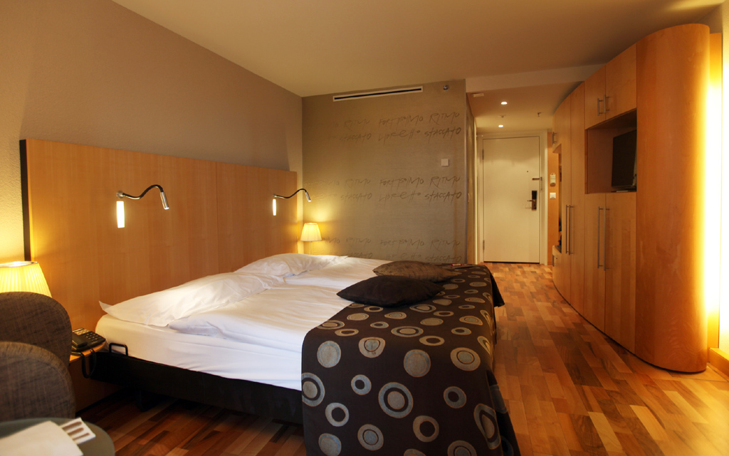 Die Zimmer sind wie das Haus eher modern-schnörkellos gehalten.