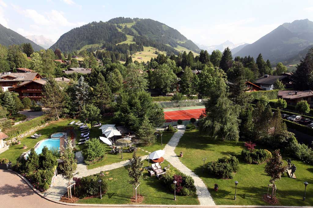 Mit Pool und Tennisplätzen: Blick auf die Parkanlage.