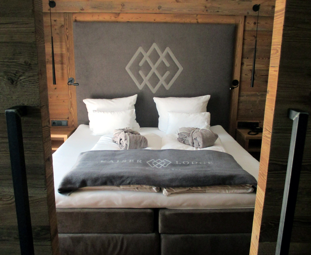 Die Räumlichkeiten, hier ein Schlafzimmer, sind alpenländisch-behaglich eingerichtet.