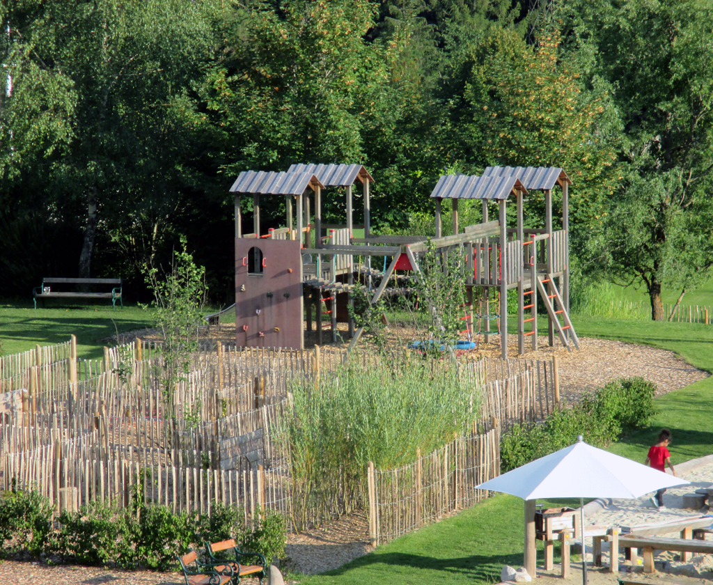 Für Kinder ist im Außenbereich ebenfalls ein größerer Holzspielplatz angelegt.
