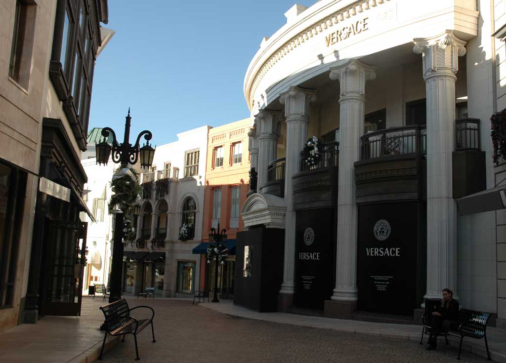 Am Rodeo Drive haben auch Weltmarken wie Versace ihre Nobelshops.