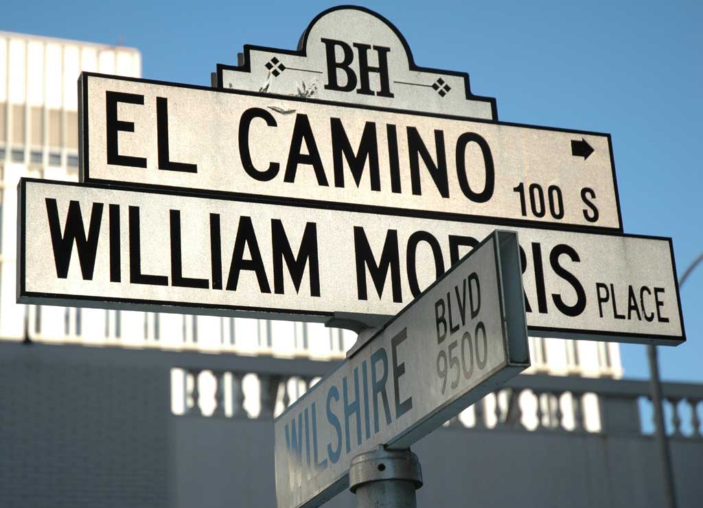 Der Wilshire Boulevard kreuzt hier El Camino und William Morris Place.