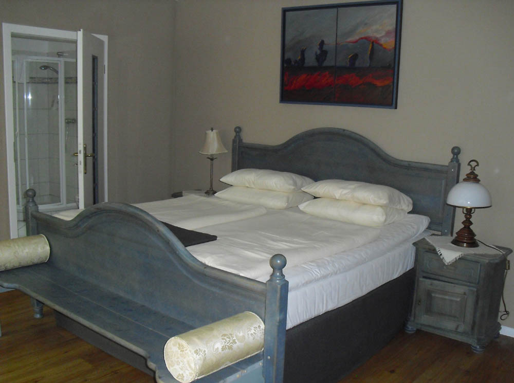 Die 20 Zimmer und eine kleine Suite sind ländlich-behaglich eingerichtet.