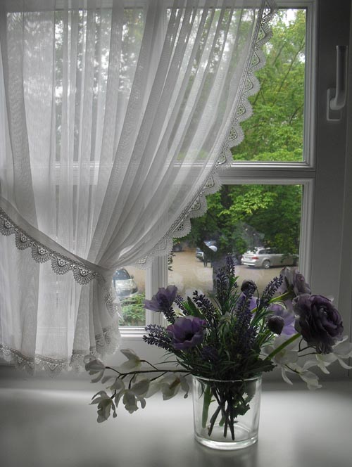 Mit Blumen: Alle Zimmer liegen im ersten Stock.