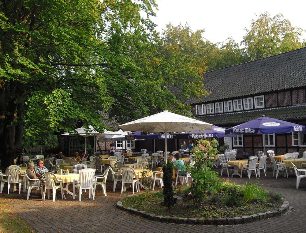 Im Schatten alter Bäume: Die Freiterrasse geht direkt in die Heide über.
