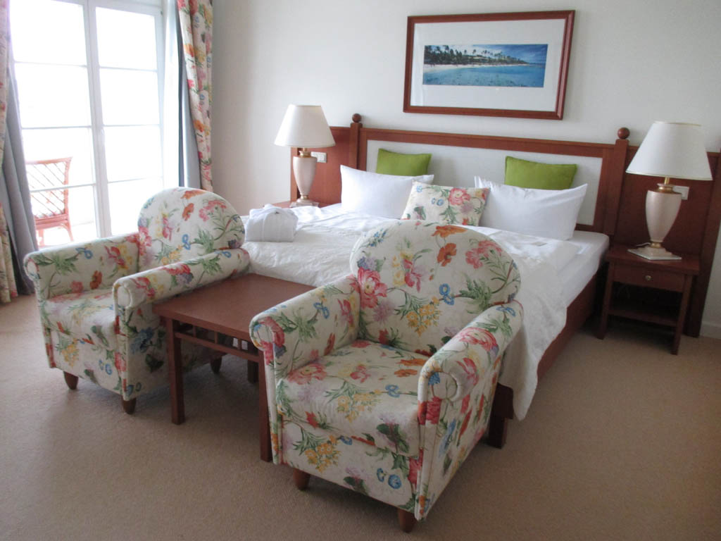 Dieses Zimmer ist mit buntem Blumendesign karibisch eingerichtet.