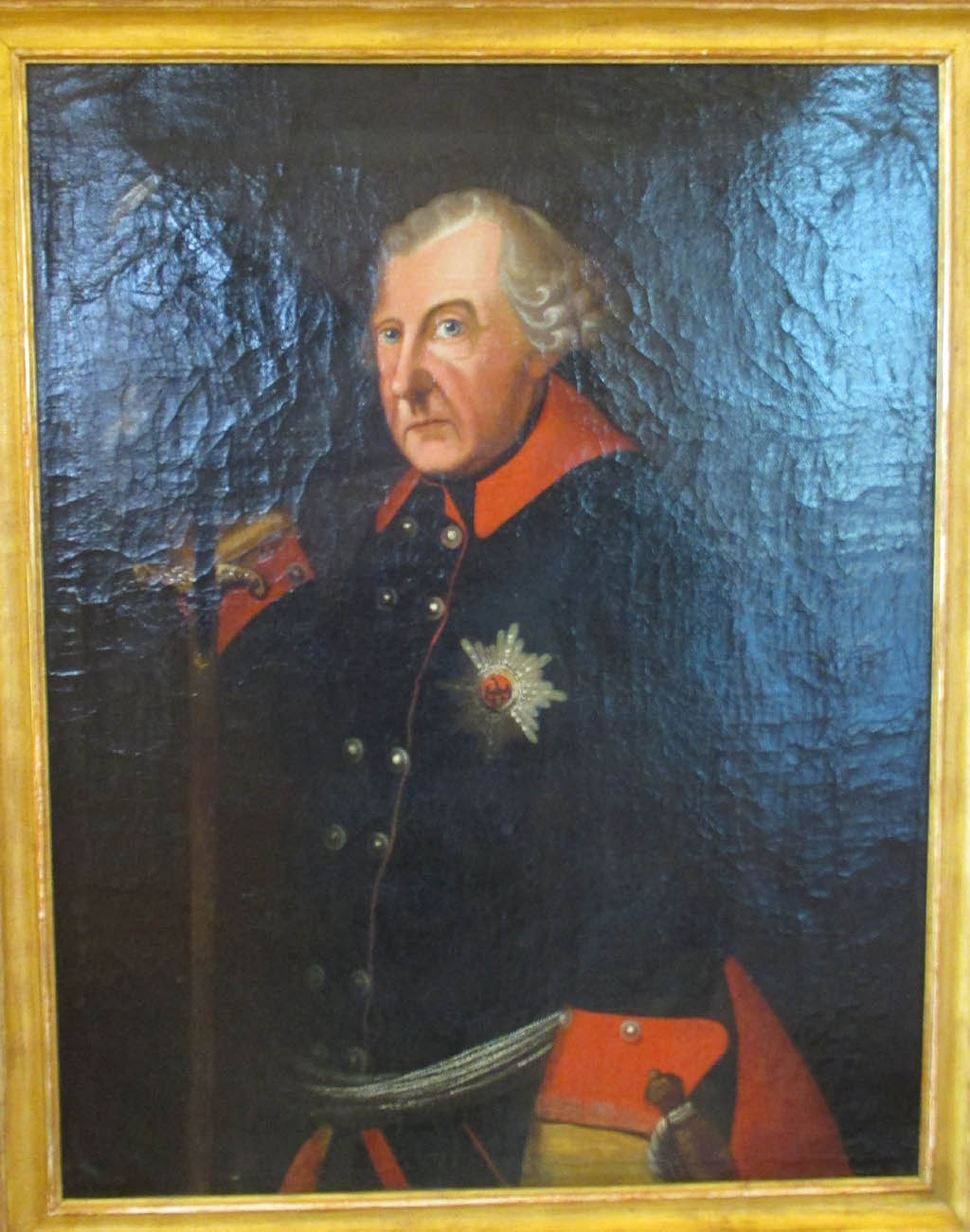 Der Alte Fritz: Bild von Preußenkönig Friedrich II. im Empfangsbereich.
