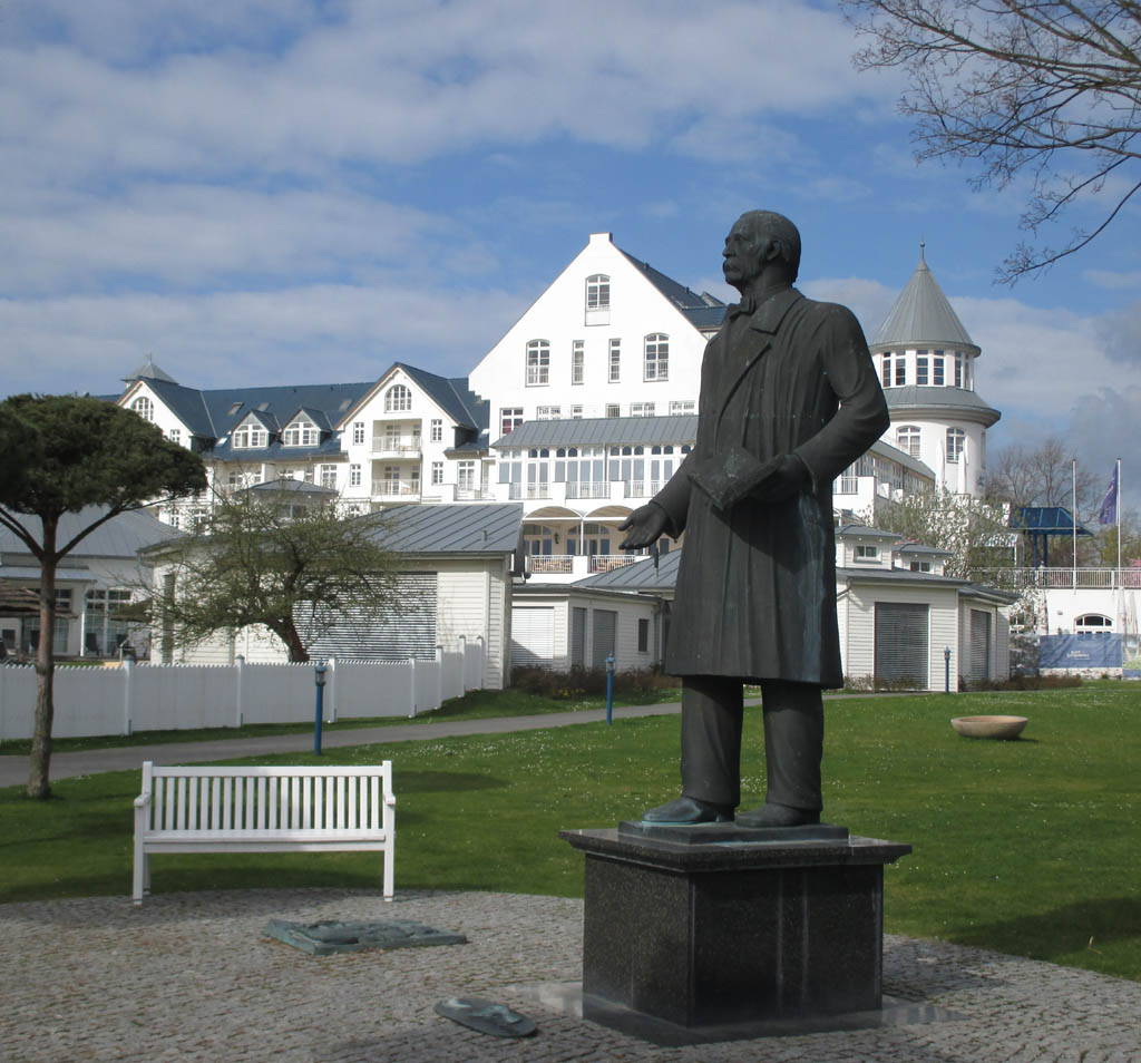 Das Fontane-Denkmal des Resorts steht direkt in Ufernähe am Schwielowsee.    