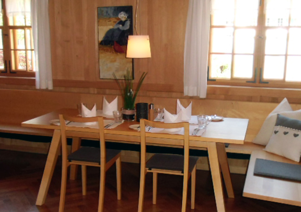 Holz und warmes Licht sorgen für heimeliges Ambiente in der Gaststube.