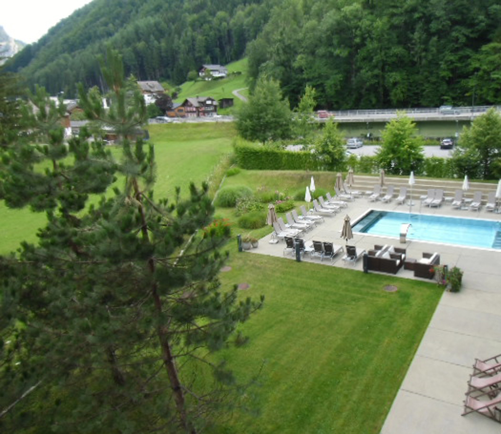 In die gepflegte Außenanlage ist auch ein Pool integriert.