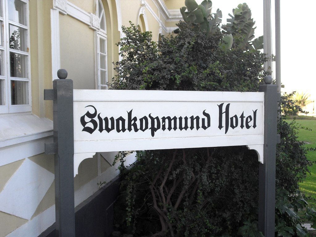 Schild am Haupteingang des Hotels. 