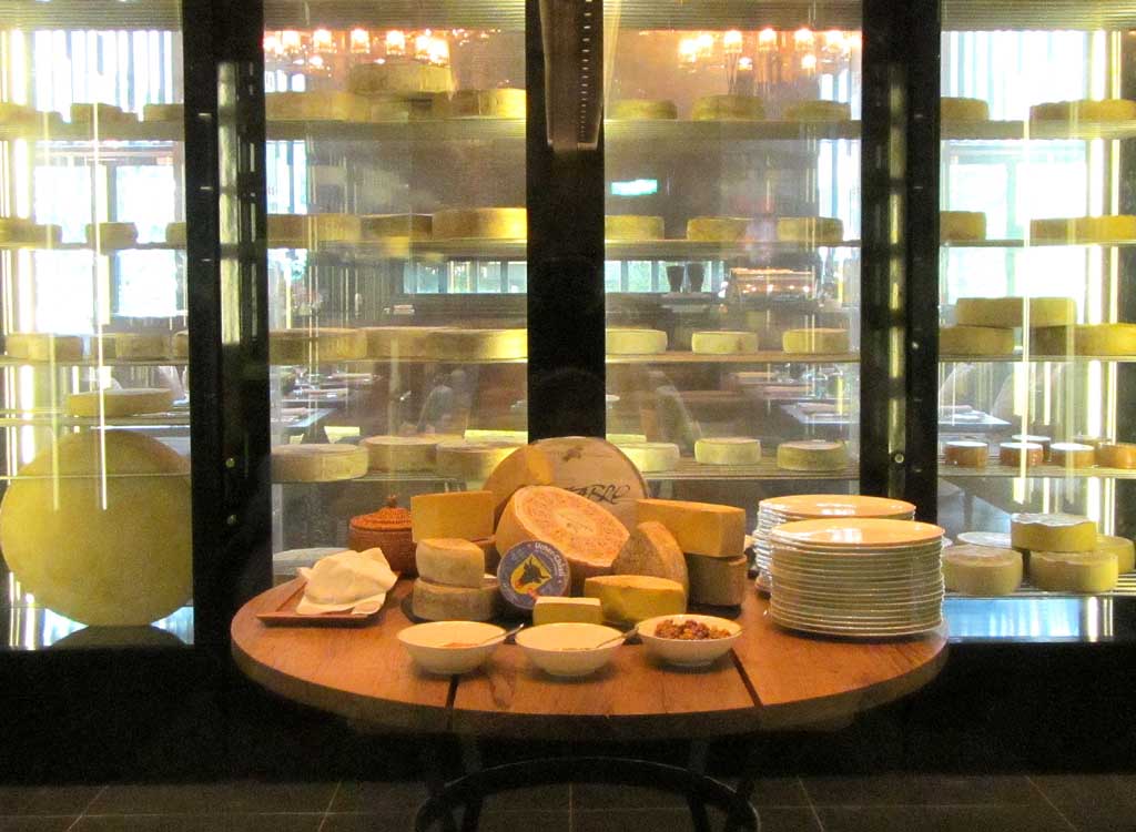 Die besten lokalen Käsesorten gibt's im Käse-Humidor.