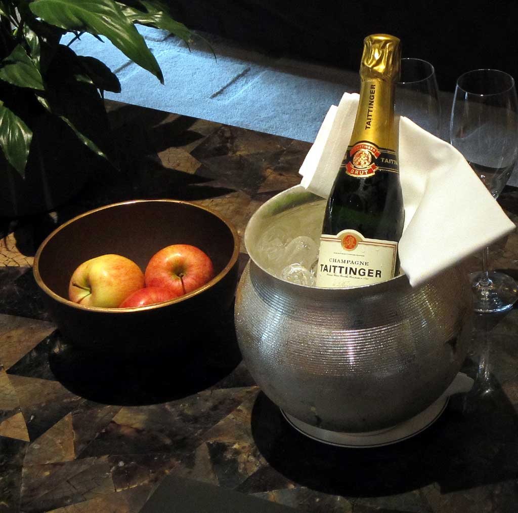 Champagner und Obst dürfen in einem Luxushotel natürlich nicht fehlen.