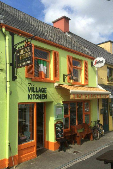 Farbenfrohe Fassaden, direkt am Ring of Kerry in Sneem.