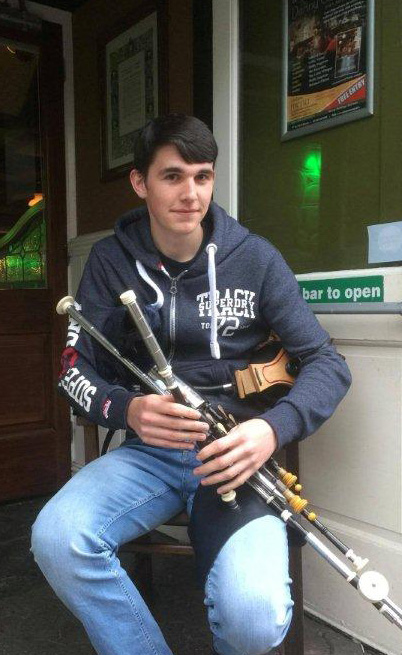 Robert Fell erläutert den Unterschied seiner Uilleann Pipe zum Dudelsack.