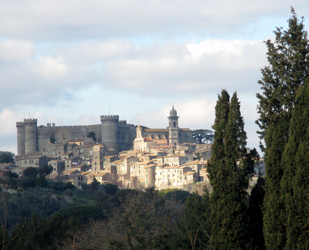 Über dem Lago di Bracciano thront die mächtige Burg Castello Orsini-Odesalchi.