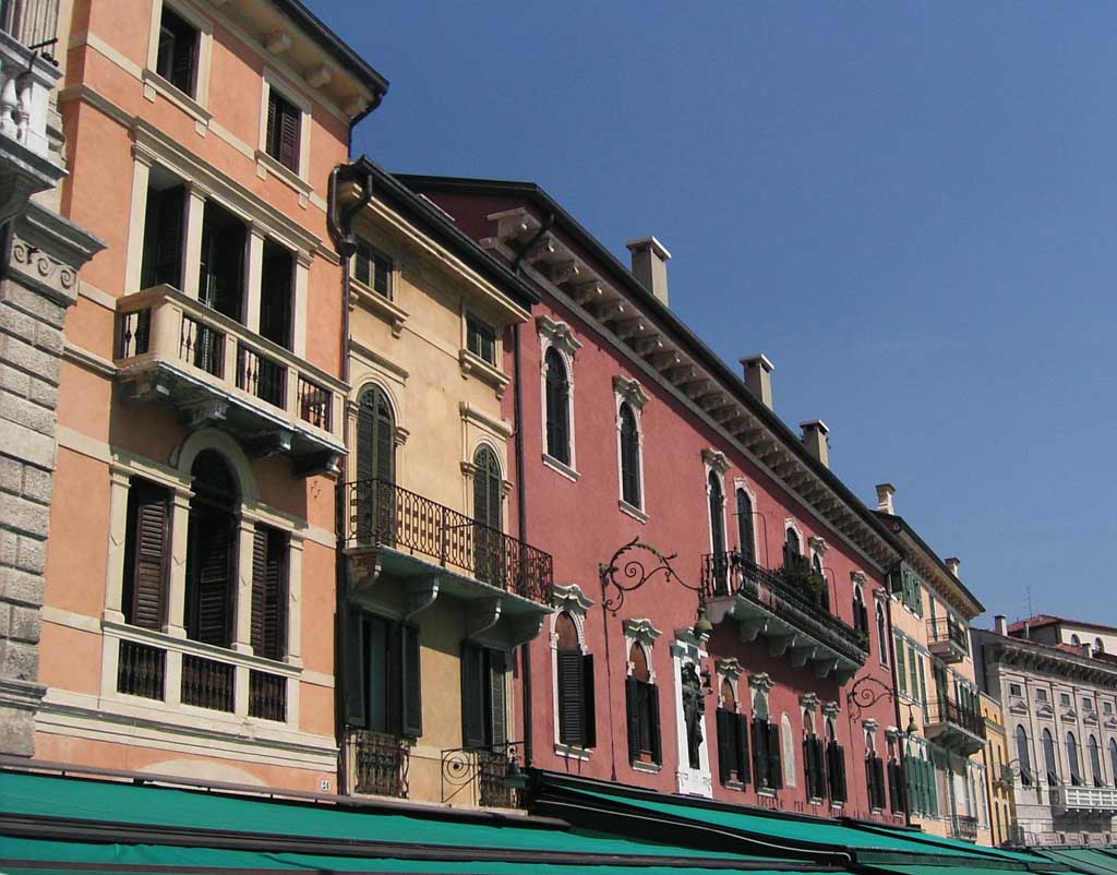 Typische Häuserzeile in einer Ortschaft im Veneto.