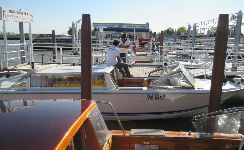 Direkt am Flughafen Marco Polo kann man in Wassertaxis umsteigen.