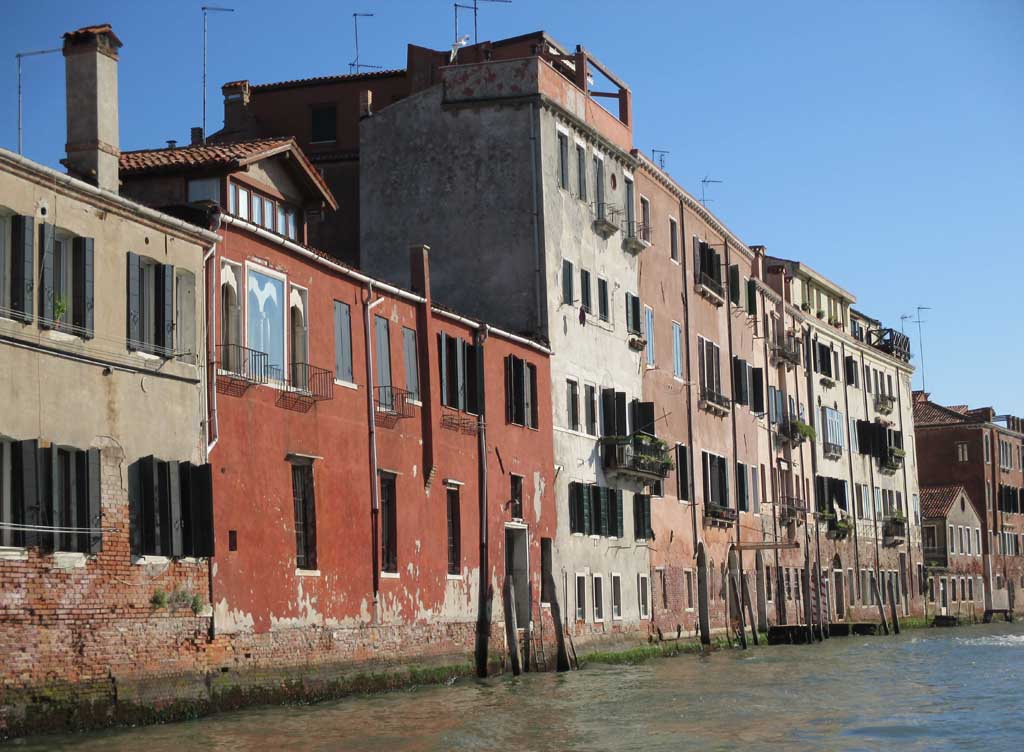 Auch das ist Venedig: Morbider Charme im Canale della Misericordia.
