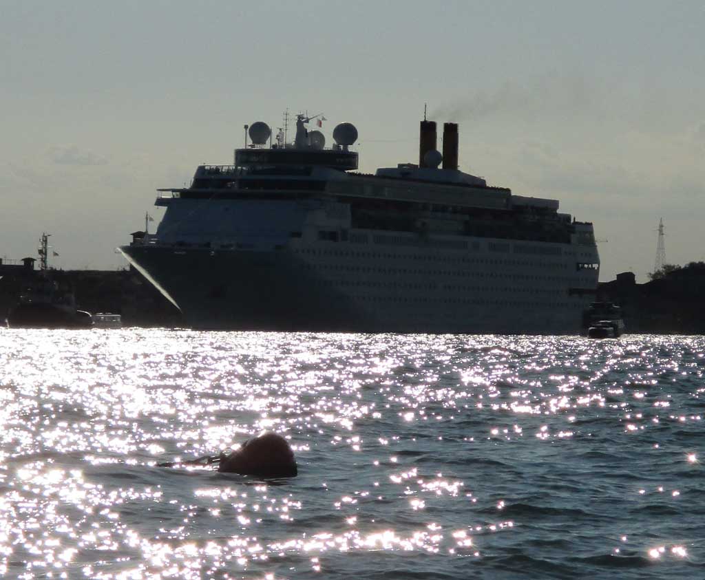 Kreuzfahrtschiff nahe Venedigs Stazione Marittima.