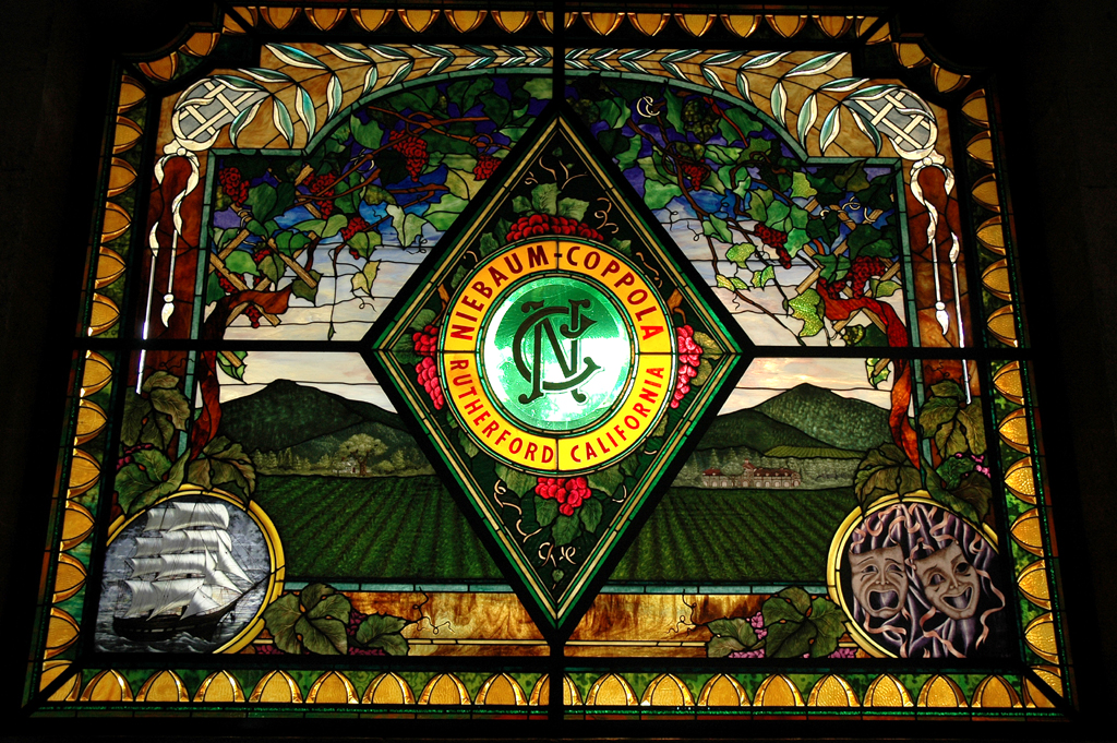 ... erinnert dieses Mosaikfenster auch an den Gründer Niebaum.  