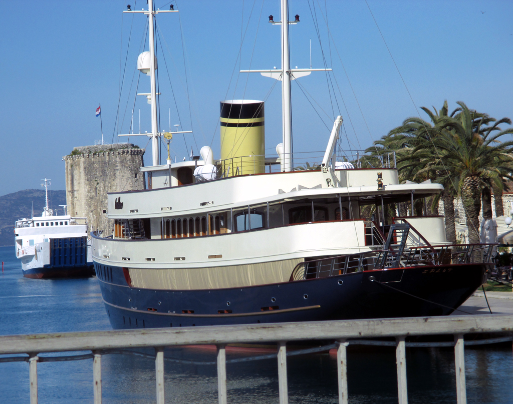 Trogir, knapp 30 Kilometer entfernt von Split, ist eine kleine Hafenstadt. 