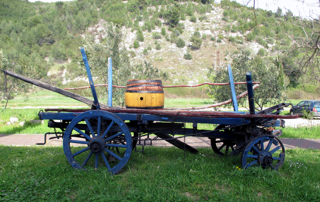 Dieser Leiterwagen steht zur nostalgischen Erinnerung am Straßenrand.