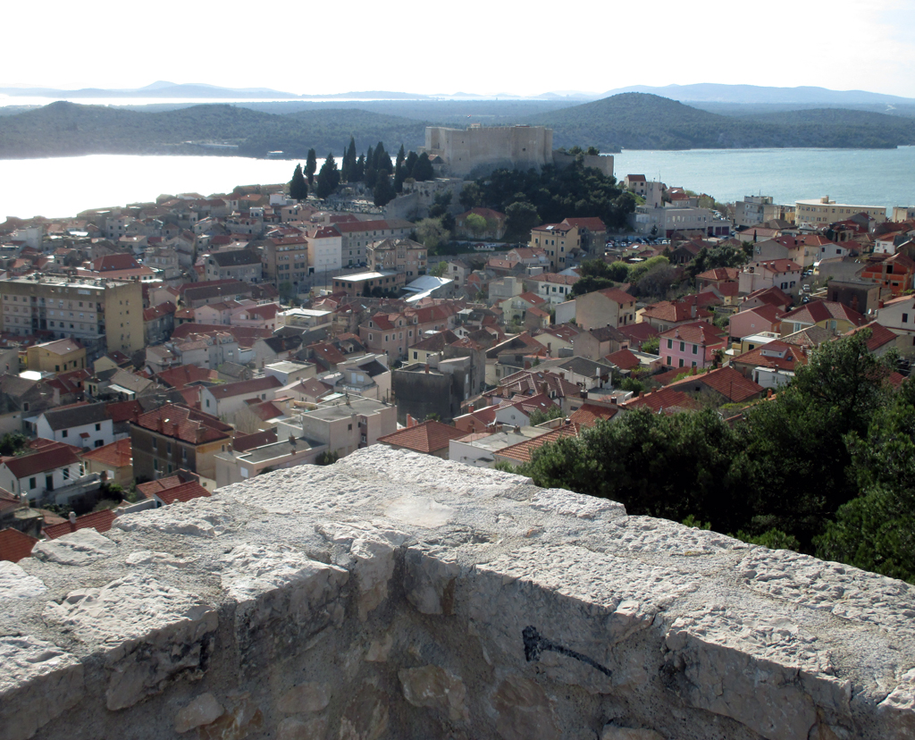 Blick über Šibenik von Festung zu Festung.