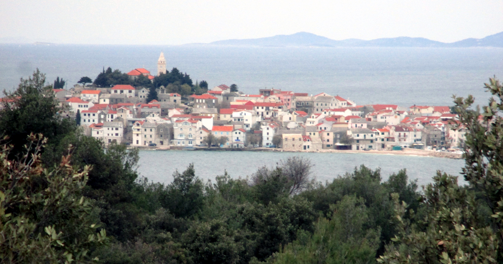 Primošten liegt malerisch auf einer Halbinsel.
