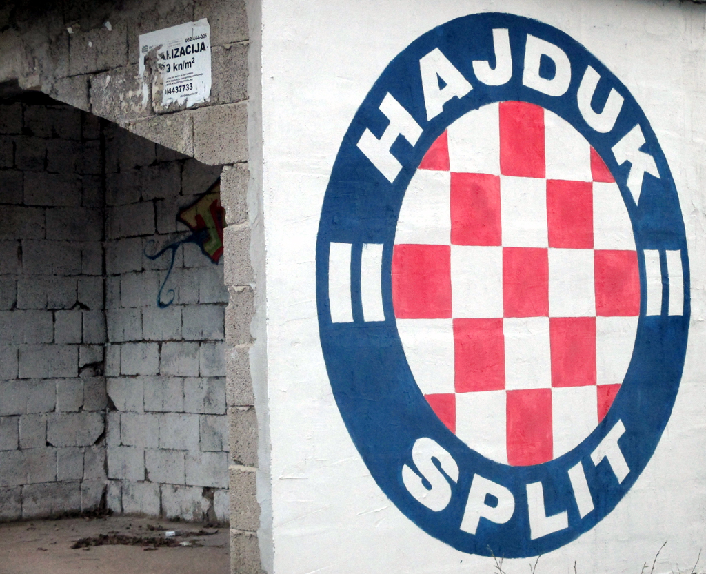 Emblem des Fußballvereins Hajduk Split an einem Buswartehäuschen.