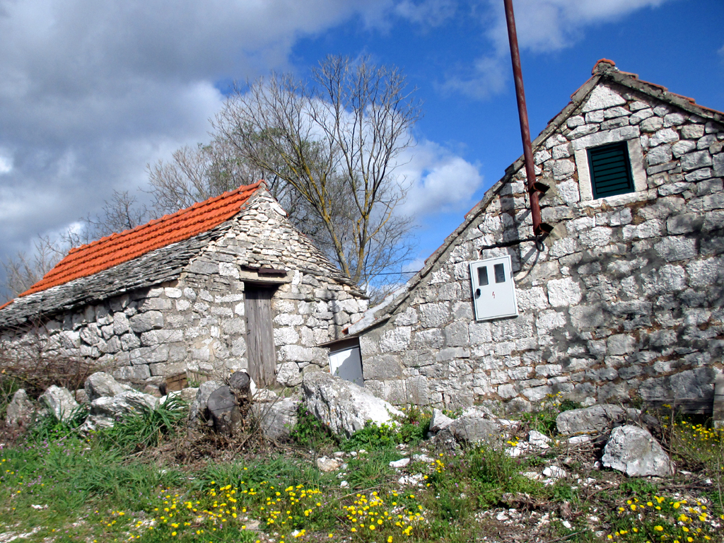 Landpartie am nächsten Morgen mit altem Steinhaus im Hinterland.