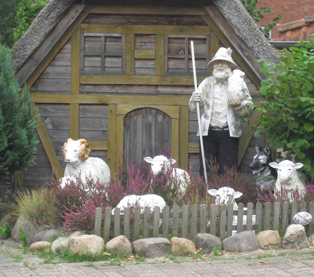 Unterwegs gesehen: Heidefiguren-Gruppe mit Schäfer und Heidschnucken.
