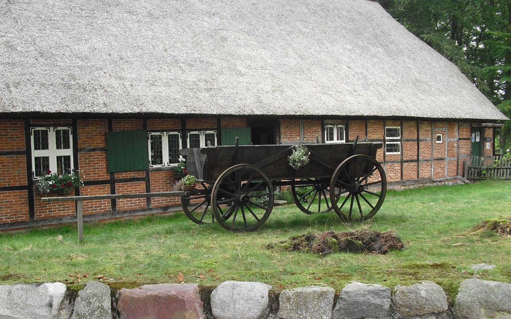 Im Museumsdorf Wilsede an der mit 169 Metern höchsten Heideerhebung.