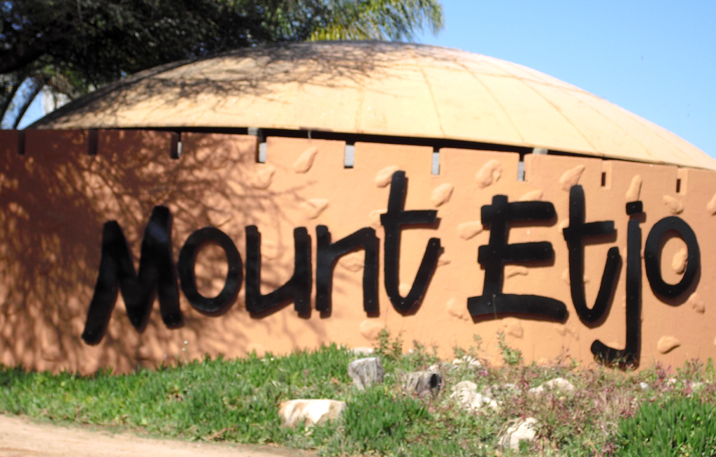 An der Einfahrt zur Lodge zu Füßen des Mount Etjo.