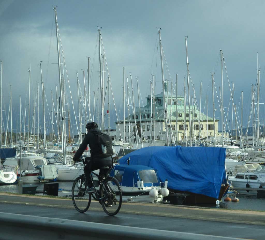 In Oslos Marina haben auch viele kleine Boote festgemacht.