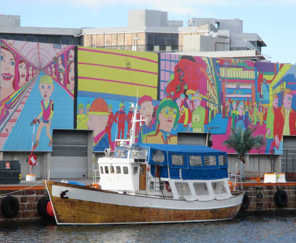 Auch moderne Kunst ist im Hafen zu sehen.